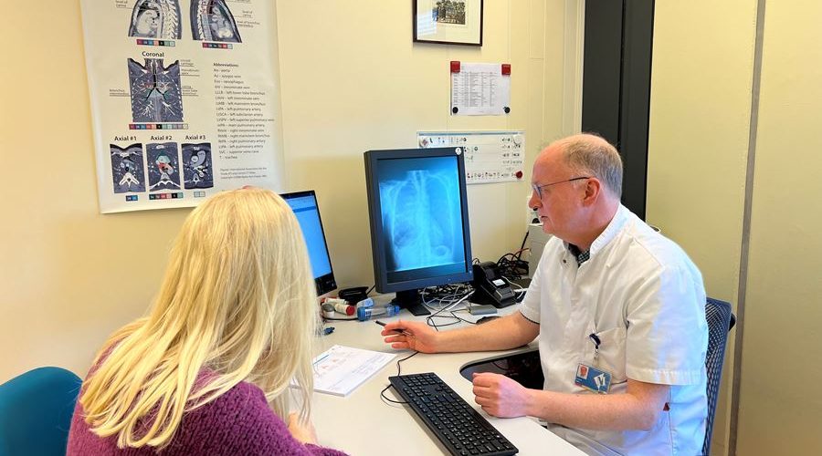 Arts en patiënt bekijken MRI longen
